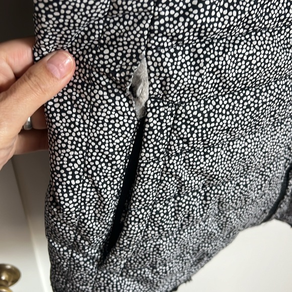 🛍️ The North Face Mossbud reversible girls jacket XL (18) black faux fur dot - Picture 8 of 9